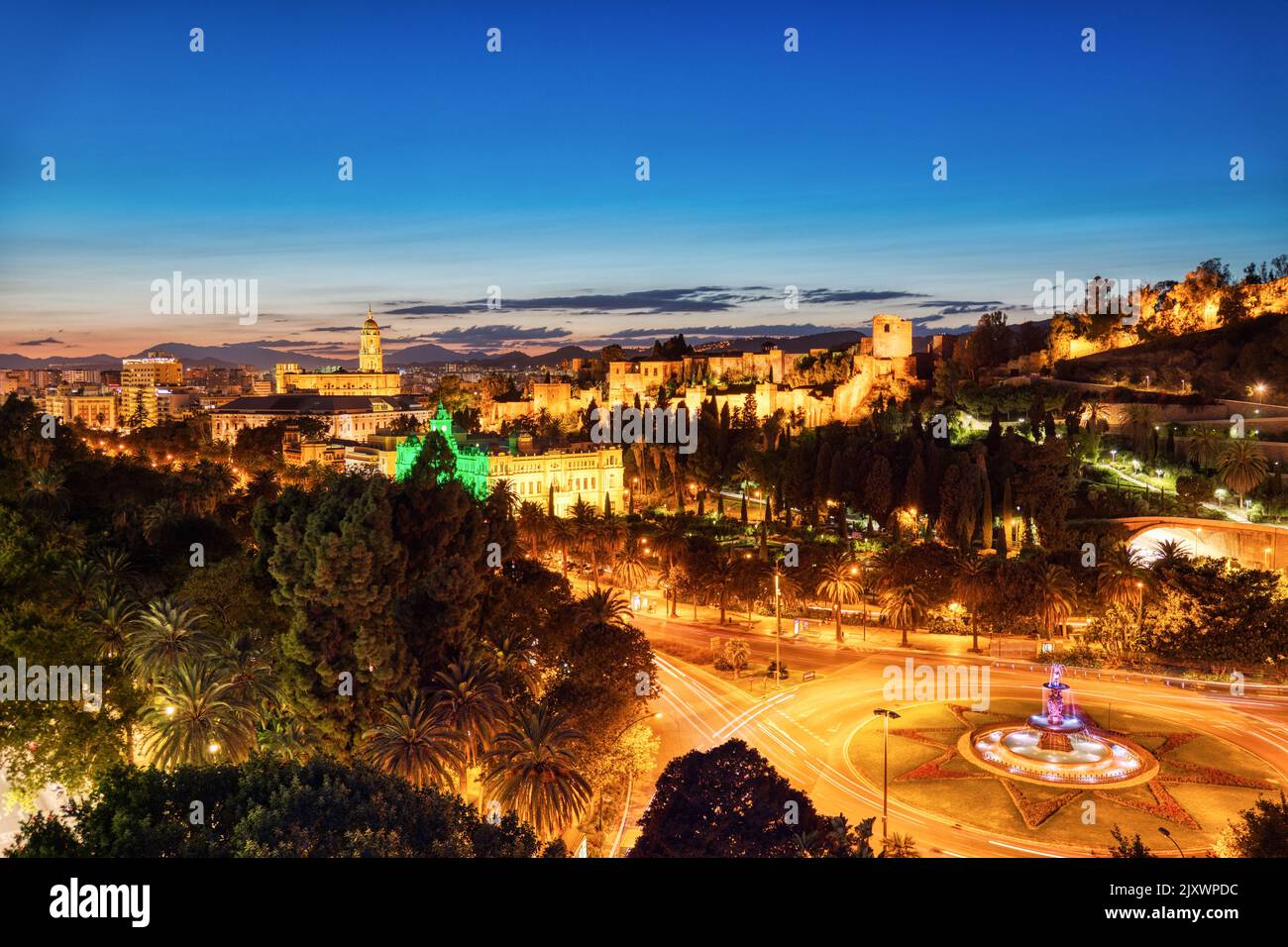 Malaga Altstadt Luftbild mit Malaga Kathedrale bei Dämmerung, Spanien Schlagworte: malaga, costa, sol, del, Stadt, kathedrale, Sonne Stockfoto