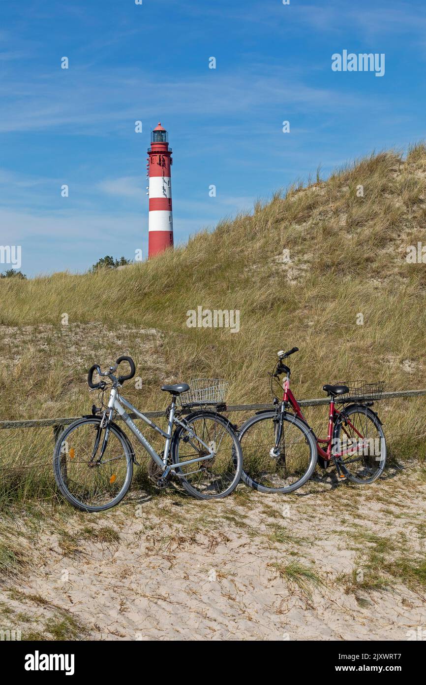 Geparkte Fahrräder, Dünen, Leuchtturm, Insel Amrum, Nordfriesland, Schleswig-Holstein, Deutschland Stockfoto