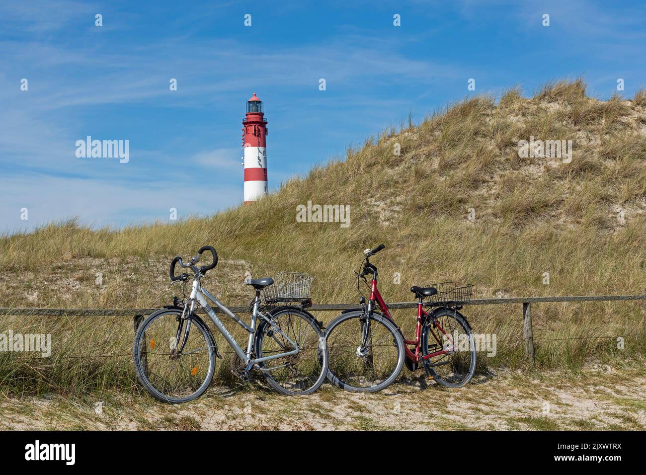 Geparkte Fahrräder, Dünen, Leuchtturm, Insel Amrum, Nordfriesland, Schleswig-Holstein, Deutschland Stockfoto