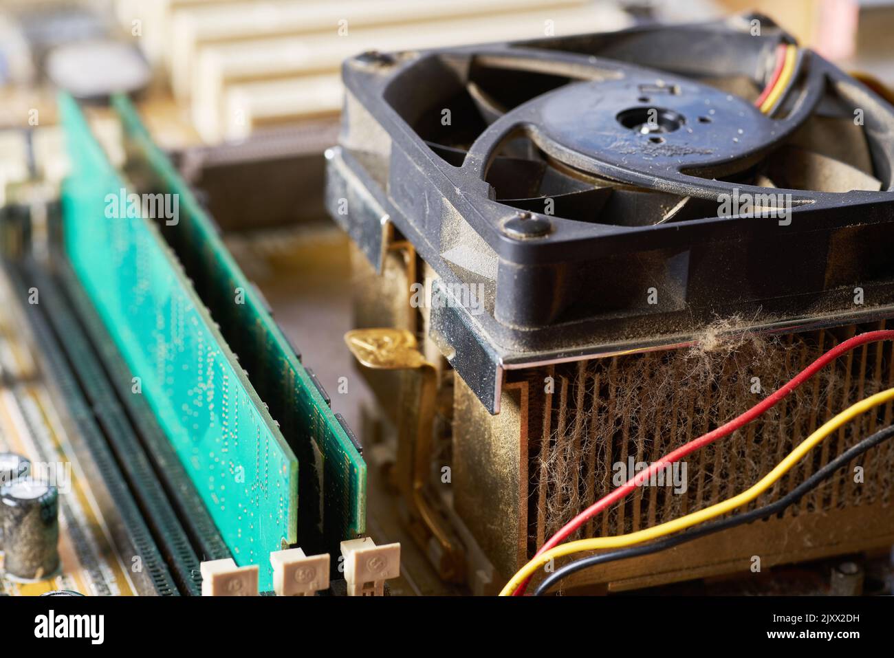Altes Motherboard mit Staub und Schmutz bedeckt. Nahaufnahme. Stockfoto