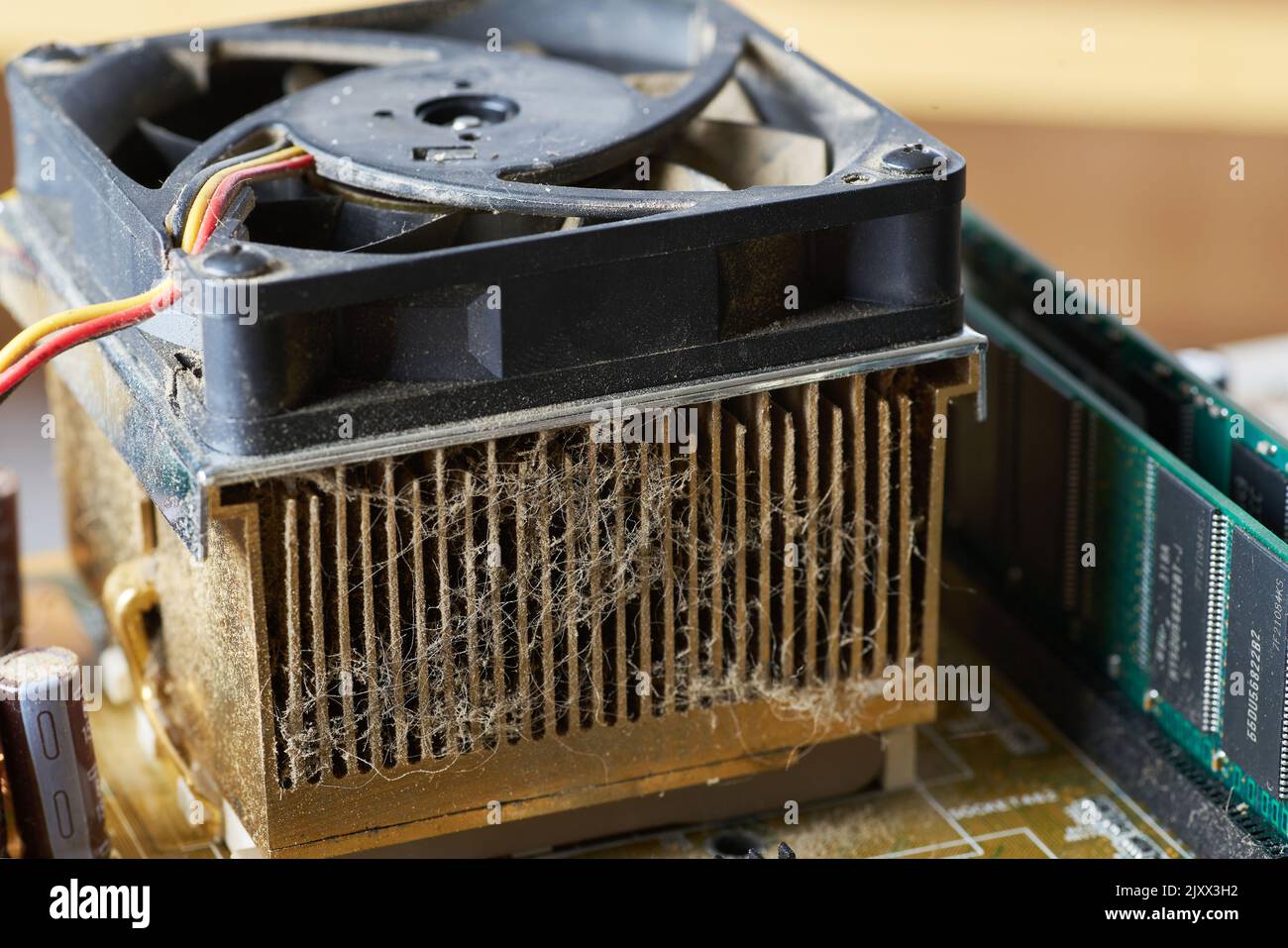 Altes Motherboard mit Staub und Schmutz bedeckt. Nahaufnahme. Stockfoto