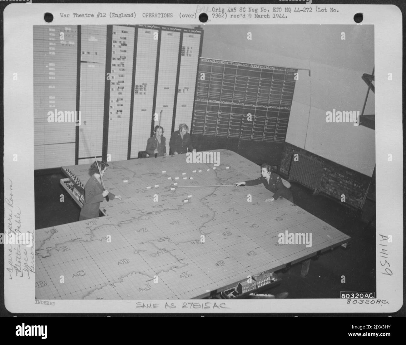 Pfc. Vera Schulte Aus St. Louis, Mo., Pfc. Ann Leger Aus Fitchburg, Pennsylvania, Cpl. Jennie D. Johnson aus Miami, Florida, und PFC. Elizabeth Freda aus Rankin, Pennsylvania, arbeitet am Plotting Board eines Luftwaffenstützpunktes 8. in Watford, England. 11. Januar 1944. Stockfoto