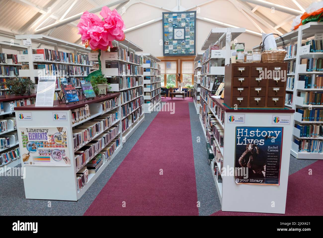 Bücherregale/Stapel in der Truro Public Library, Truro, Massachusetts, Cape Cod, USA. Stockfoto