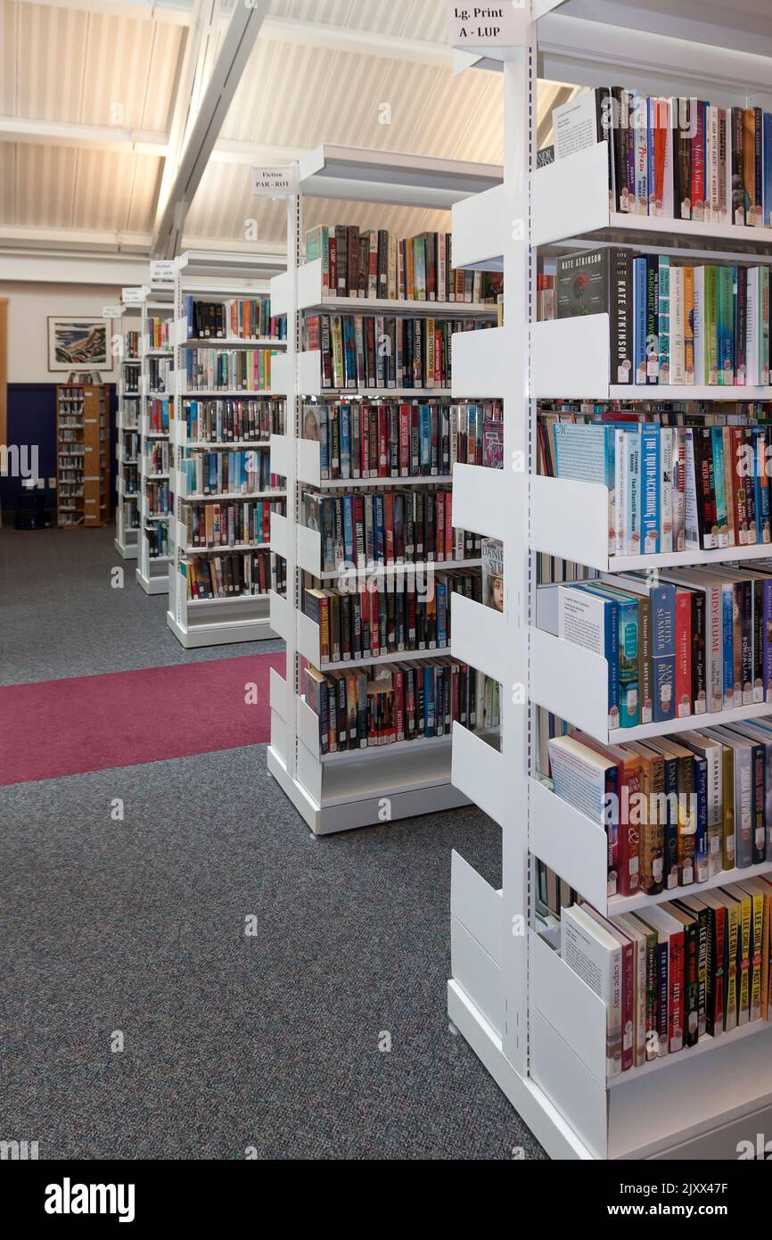 Bücherregale/Stapel in der Truro Public Library, Truro, Massachusetts, Cape Cod, USA. Stockfoto
