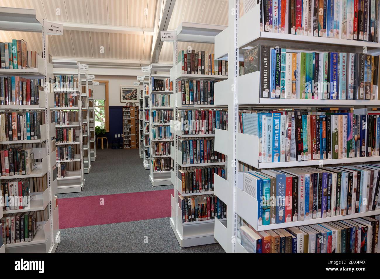 Bücherregale/Stapel in der Truro Public Library, Truro, Massachusetts, Cape Cod, USA. Stockfoto