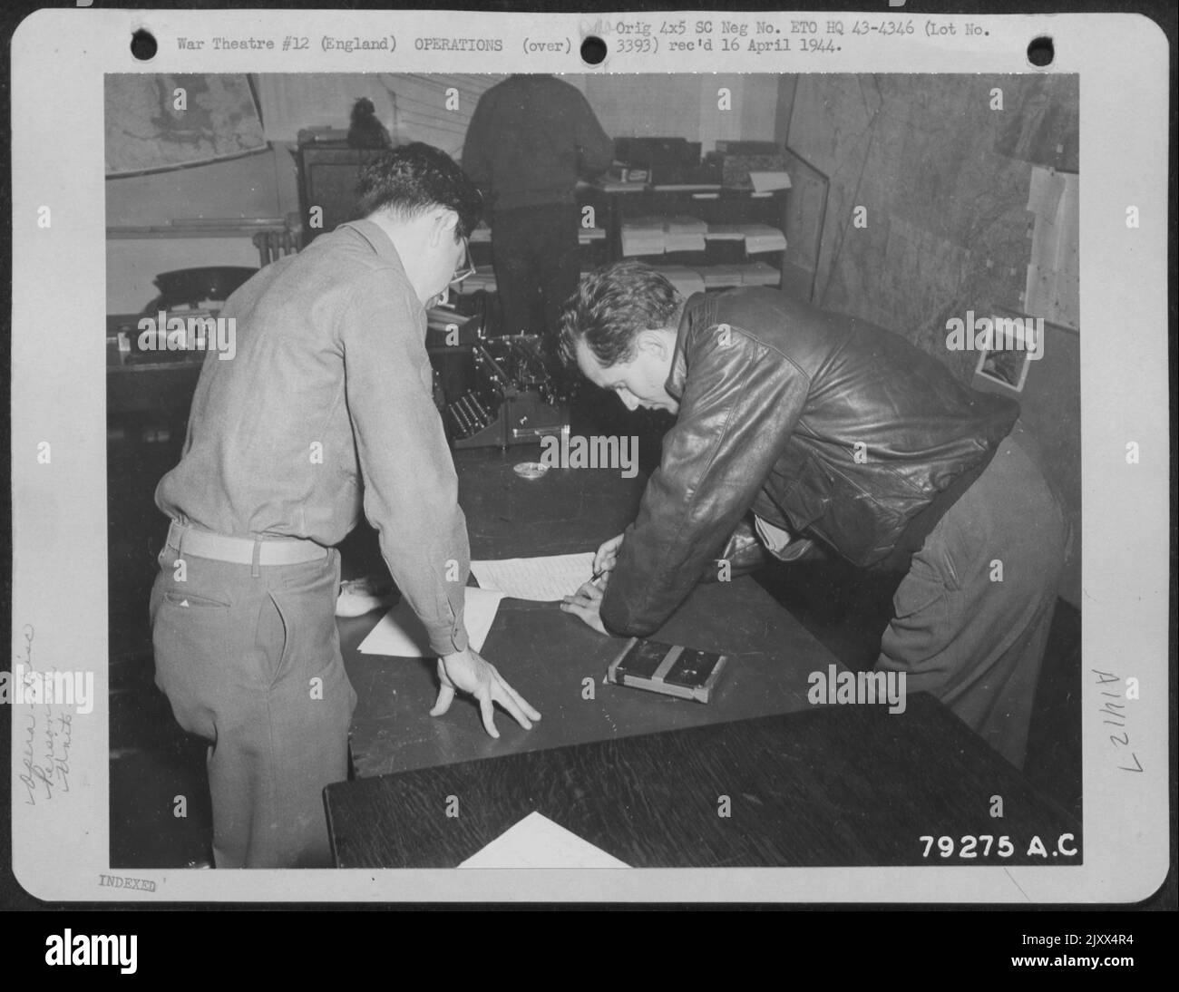 Capt. Tex McCrary aus Hollywood, Kalifornien, Ein Mitglied der 324. Bomb Squadron, 91. Bomb Group, unterzeichnet vor dem Abflug auf Einer Mission aus Bassingbourne, England, am 24. Juni 1943 ein Escape Kit. Stockfoto