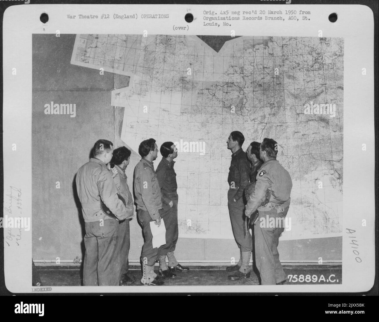 Vorbereitung auf die Invasion Frankreichs - Mitglieder der Truppenfluggesellschaft 439Th studieren Eine Wandkarte im Briefing Room eines Luftwaffenstützpunktes irgendwo in England. 4. Juni 1944. Stockfoto
