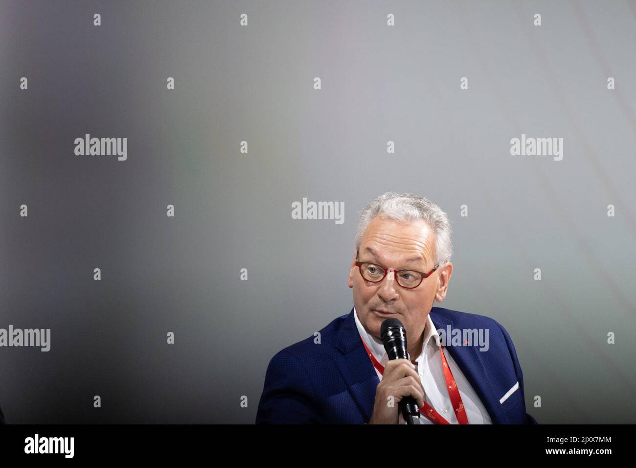 Jean-Pascal Labille, Generalsekretär der Union nationale des Mutualités socialistes - Solidaris (UNMS), ist während der Konferenz zu sehen. Der Kongress der Mutalité Française 43. fand in Marseille in Anwesenheit von Marlene Schiappa, Staatssekretärin für soziale und solidarische Wirtschaft und assoziatives Leben, statt. Bei dieser Gelegenheit stellte die Mutalité Française ihre „Daseinsberechtigung“ vor, indem sie ihr Engagement für den sozialen Schutz des französischen Volkes mit einem neuen Slogan konkretisierte: „Schütze einander heute, um gemeinsam die Solidarität von morgen aufzubauen“. Stockfoto