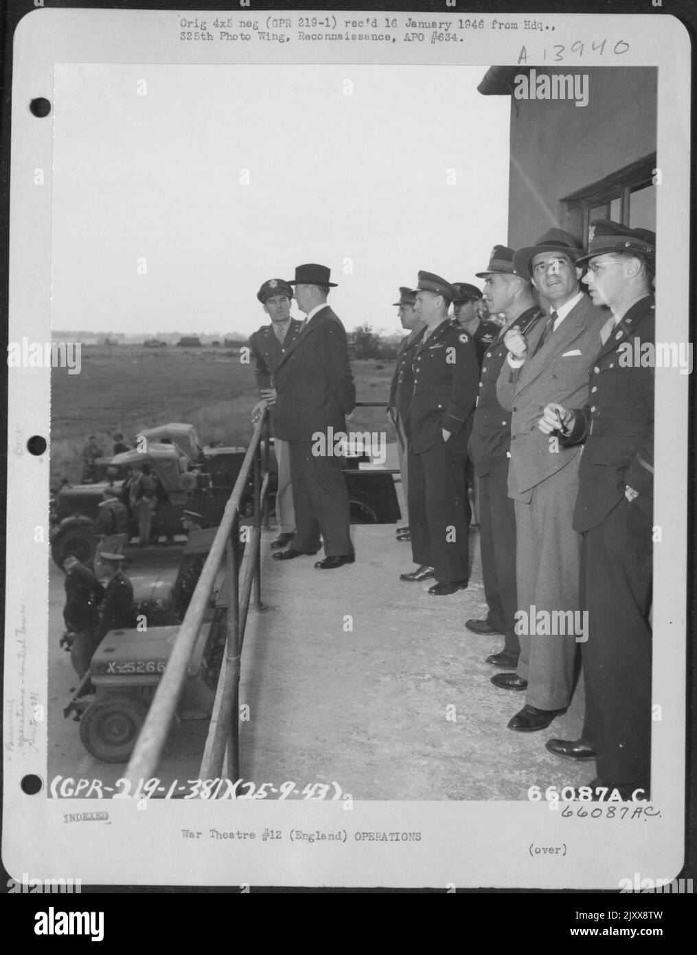 Donald Nelson mit Mitgliedern der 381St Bomb Group auf dem Laufsteg des Kontrollturms während seines Besuchs auf der 8. Air Force Station 167, England, 25. September 1943. Stockfoto