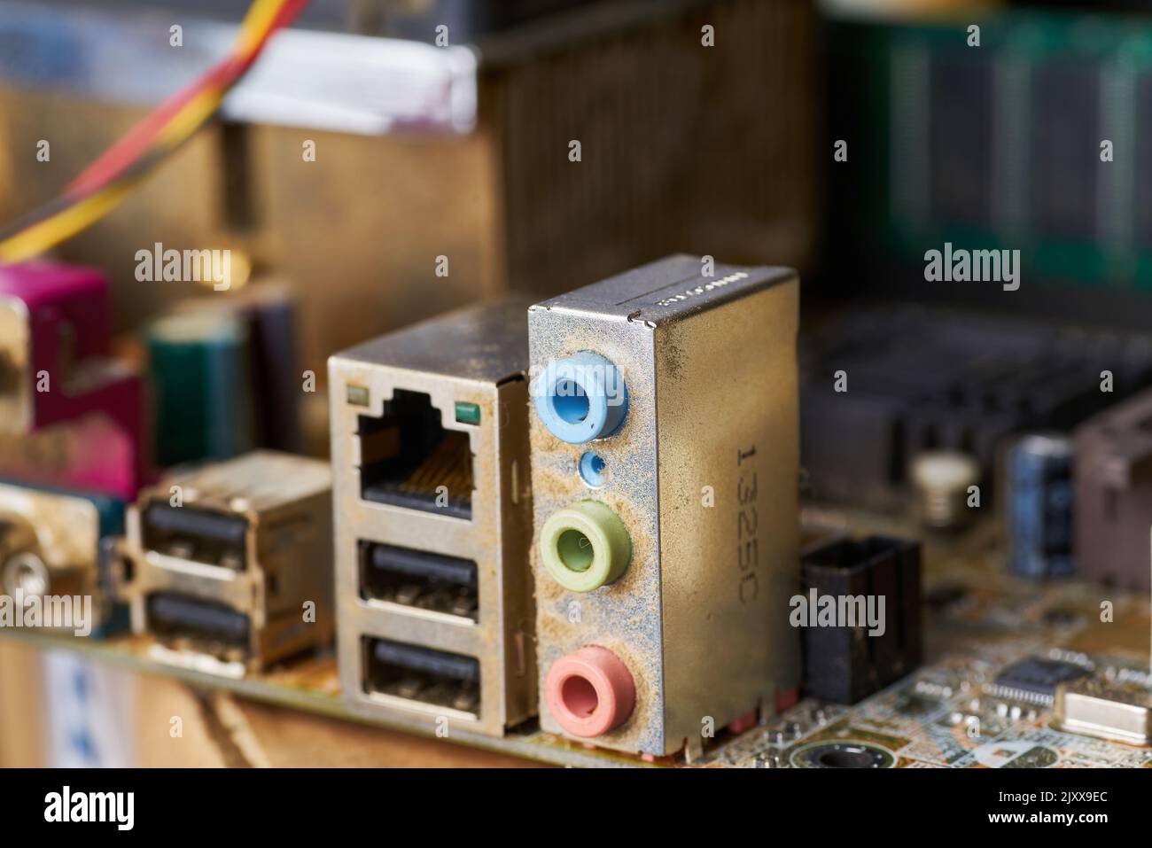 Altes Motherboard mit Staub und Schmutz bedeckt. Nahaufnahme. Stockfoto