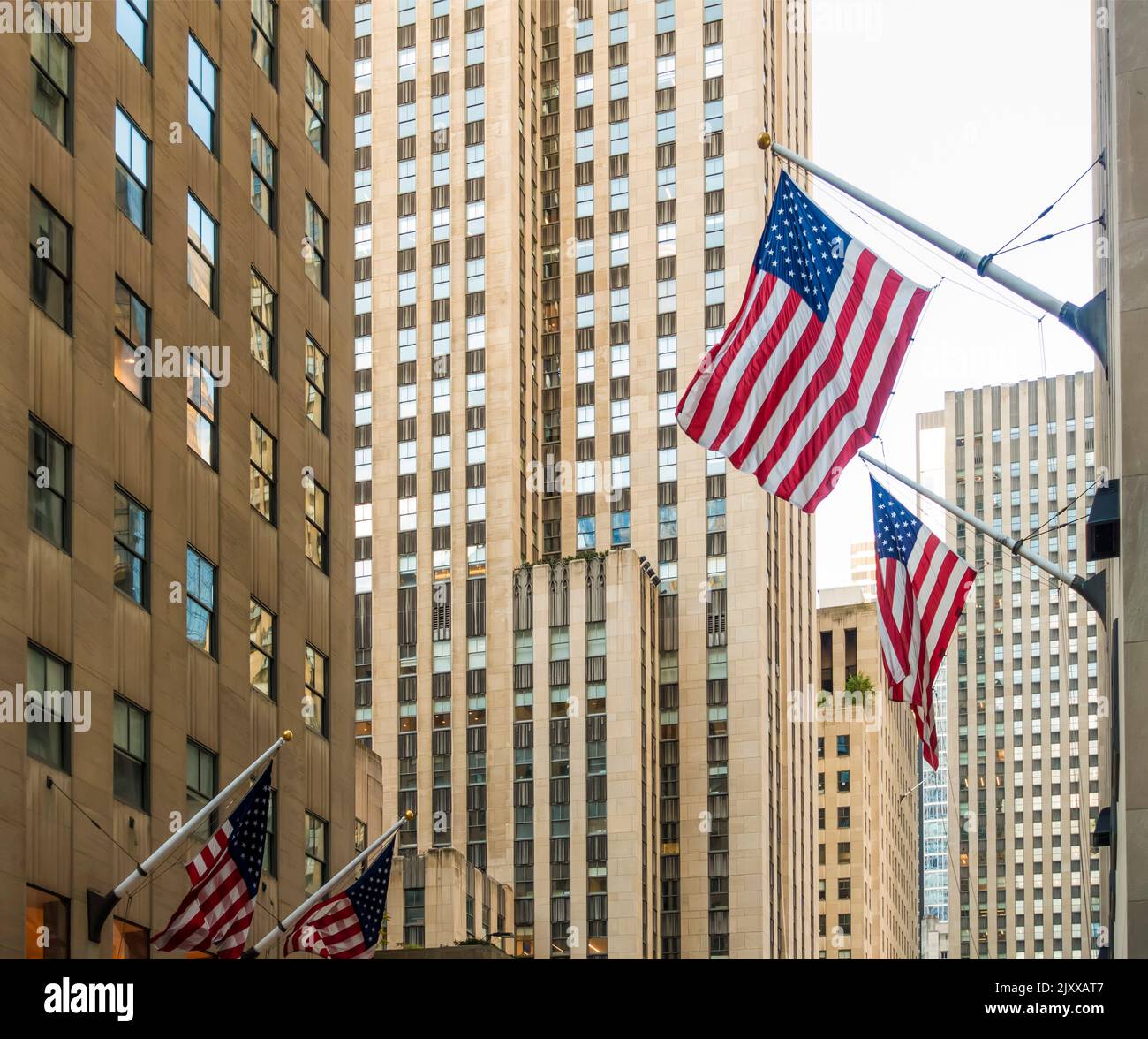 USA Stars and Stripes Flaggen vor Gebäuden in New York City, USA Stockfoto