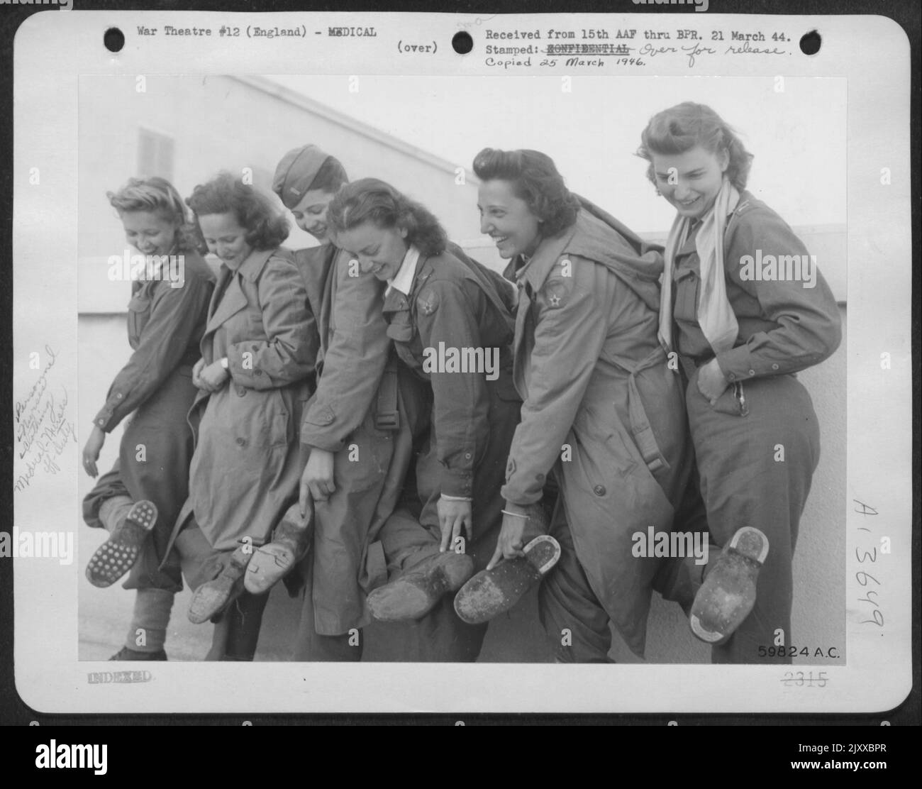 Schuhe Jeder Beschreibung Wurden Von Diesen Krankenschwestern Getragen, Die Zwei Monate Lang Vermisst Wurden Und Aus Albanien Gerettet Wurden, Nachdem Ihr Flugzeug Auf Dem Weg Nach Bari Zwangsversagt Wurde. L bis R: Lois Watson von Oaklawn Ill., Lillian J. Tacina von Detroit, mich., Pa Stockfoto