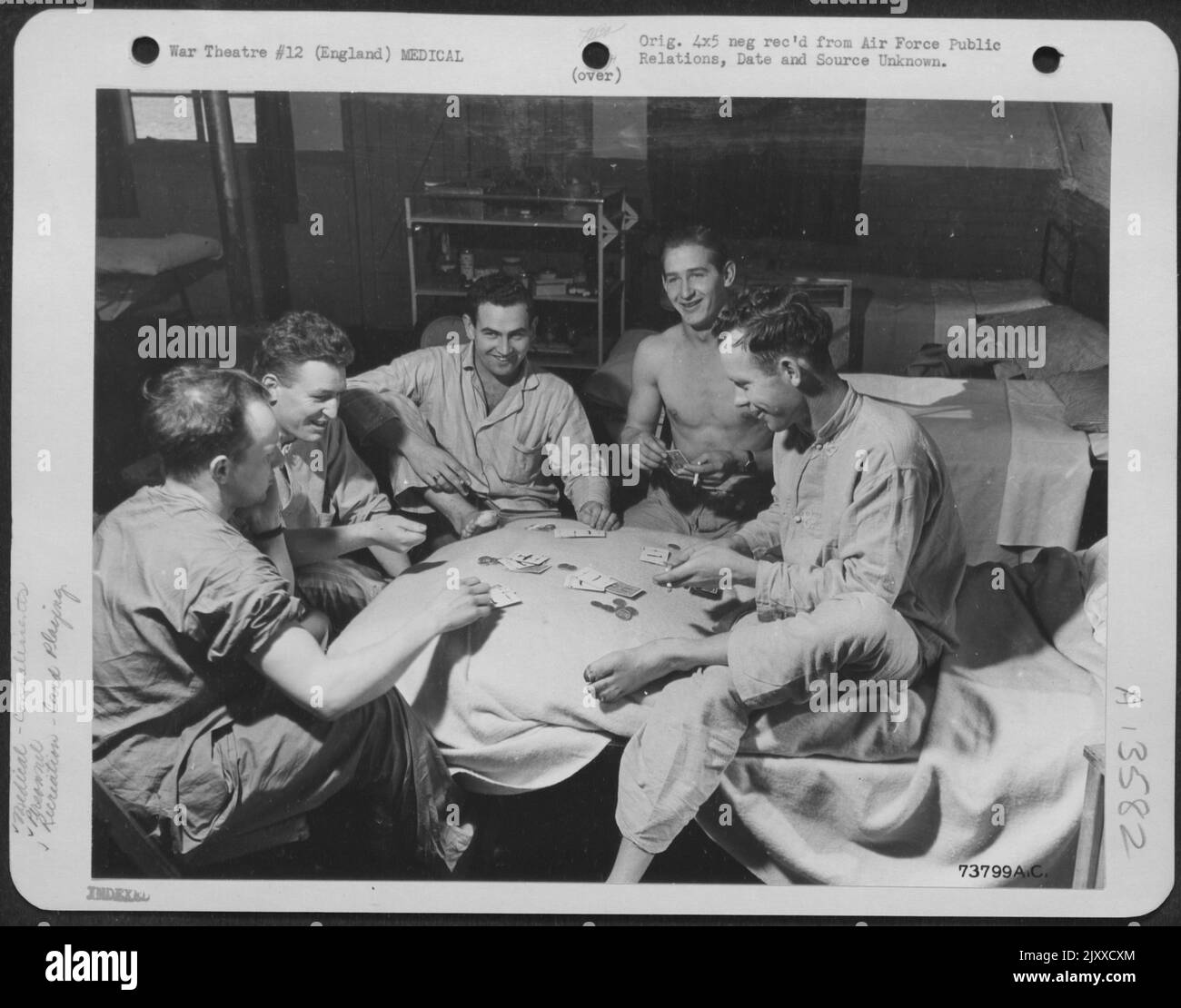 Combat Gunners of the 8. Air Force Verbringen Sie die Zeit, indem Sie ein Game of Poker spielen, während Sie sich in Einer Krankenhausstation irgendwo in England rekonvaleszieren. Sie sind von links nach rechts: 2. LT. Dan L. Hinebaugh, Newport, Pennsylvania; S/Sgt. John R. Graham, Bangor, Maine; Sgt. Shirley M. Stockfoto