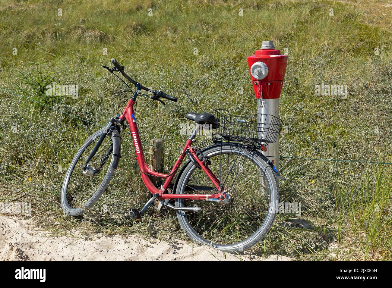 Geparktes Fahrrad, Insel Amrum, Nordfriesland, Schleswig-Holstein, Deutschland Stockfoto