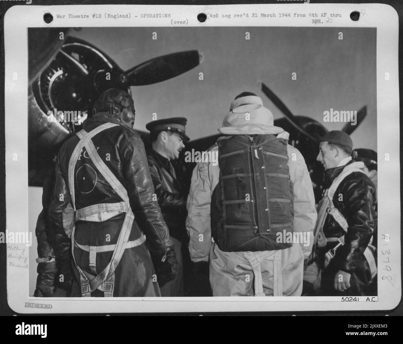 General Johnson unterzieht die Männer unmittelbar vor dem Start der Mission. Stockfoto