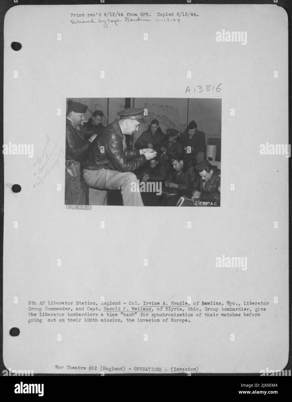 8. AF Liberator Station, England-Col. Irvine A. Rendle aus Rawlins, Wyo, Kommandant der Liberator Group, und Capt. Harold F. Weiland aus Elyria, Ohio, Group bombardier, geben den Liberator-Bombardierern einen Zeithack zur Synchronisierung ihrer Uhren Stockfoto