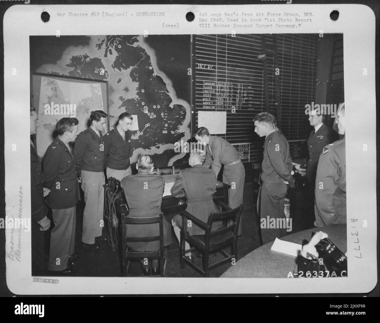 Planung einer Bombenmission im Operationsraum: Von links nach rechts: Maj. George Jones, Col. Harris Hull, LT. Col. Stuart Porter, LT. Col. W.H. Cleveland, Co. C.B.B. Bubb, Brig. General N. Longfellow, Capt. C.F. Bourne, Maj. R.H. Stuart, Wing Commander Duke Stockfoto
