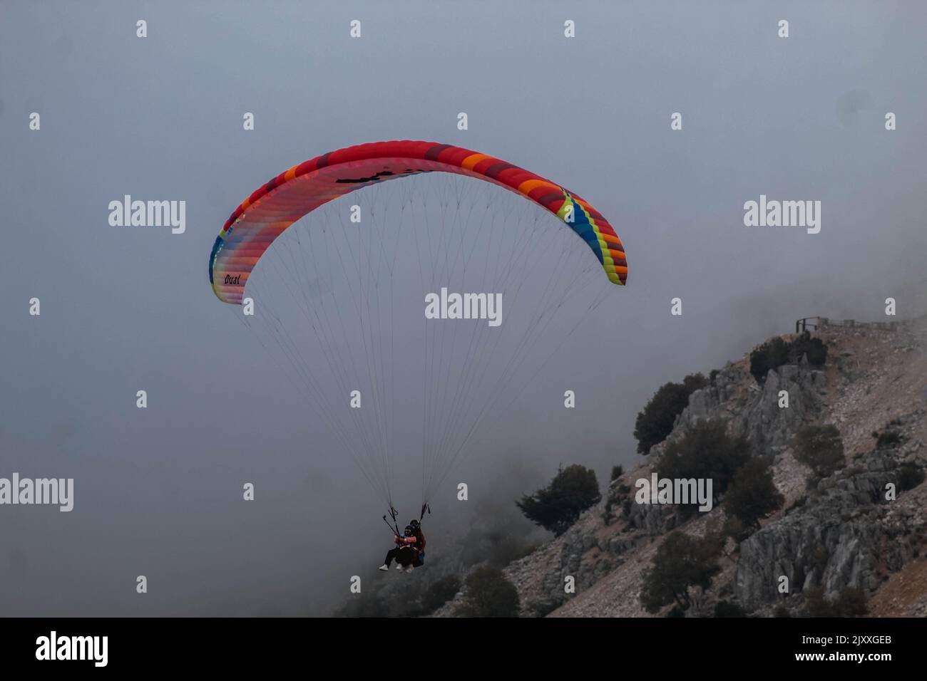 Babadag, Fethiye, Mugla, Türkei - September 2021: Gleitschirmfliegen am Babadag Berg oberhalb von Oludeniz, Selective Focus Stockfoto