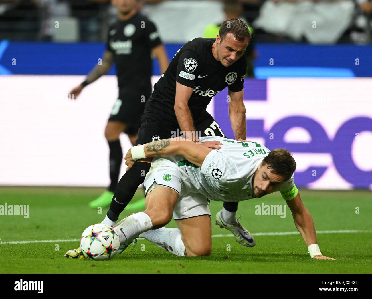 07. September 2022, Hessen, Frankfurt/Main: Fußball: Champions League, Eintracht Frankfurt - Sporting Lissabon, Gruppenphase, Gruppe D, Matchday 1 im Deutsche Bank Park. Der Frankfurter Mario Götze (oben) und Sebastian Coates von Sporting Lisbon kämpfen um den Ball. Foto: Arne Dedert/dpa Stockfoto