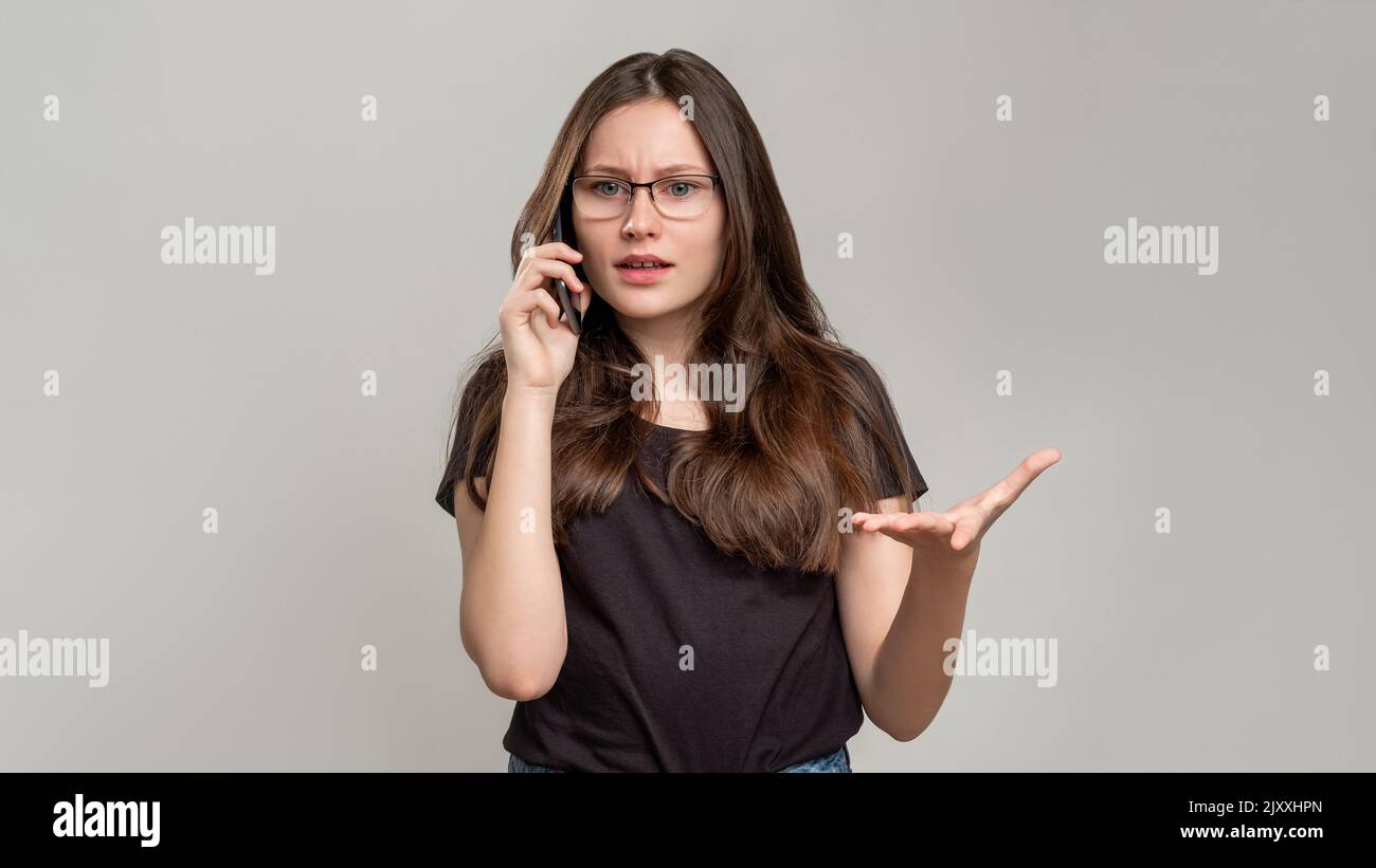Störender Telefonkonflikt verärgerte Frau Stockfoto