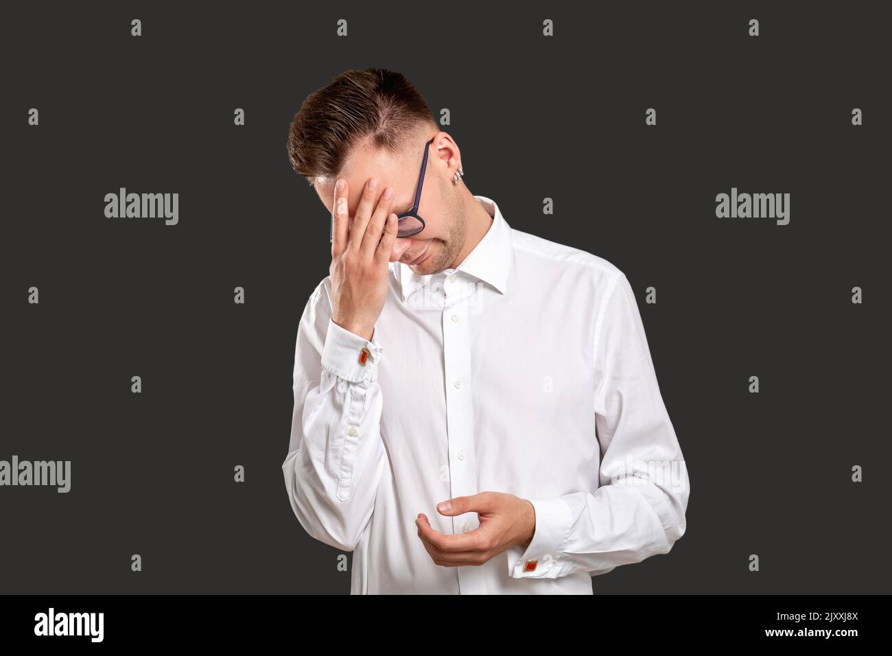 Enttäuschter Mann Porträt Facepalm Geste skeptisch Stockfoto