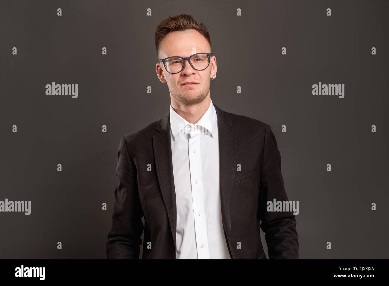 Skeptischer Geschäftsmann harte Entscheidung zweifelhafter Typ Stockfoto