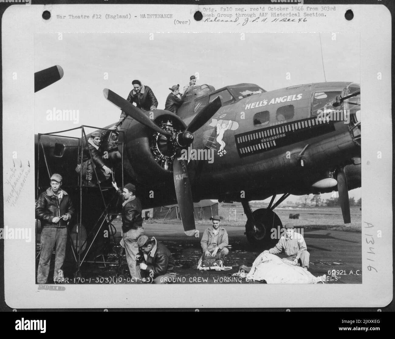 Wartung der Boeing B-17 'Flying Fortress' 'Hell'S Angels' durch Ground Crew, 303. Bomb Group. England, 10. Oktober 1943. Stockfoto