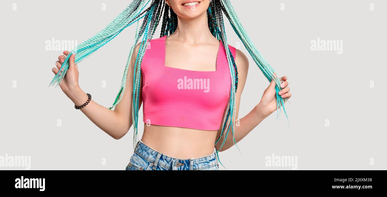 Millennial Generation Frau blau gefärbte Haarzöpfe Stockfoto