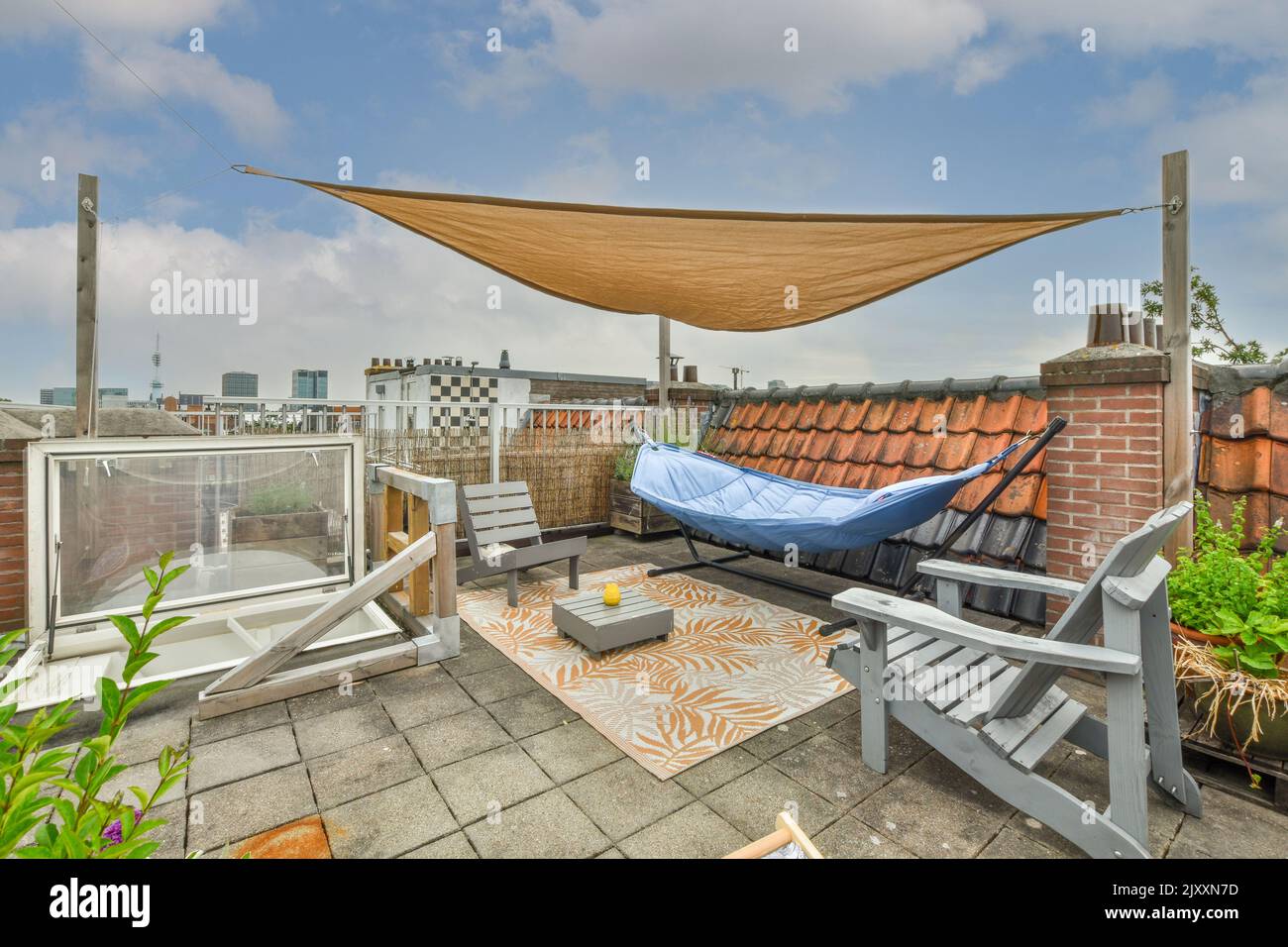 Sitzecke auf dem Dach mit komfortablen Möbeln um eine wunderschöne Aussicht Stockfoto