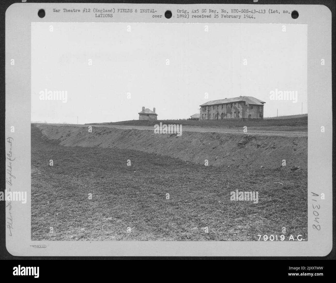 Die von einer Ingenieureinheit auf dem Gelände Einer geerdeten B-17 „Flying Fortress“ errichtete Notlaufbahn ermöglicht es ihr, zum Heimatfeld zu fliegen. März 1943. Stockfoto