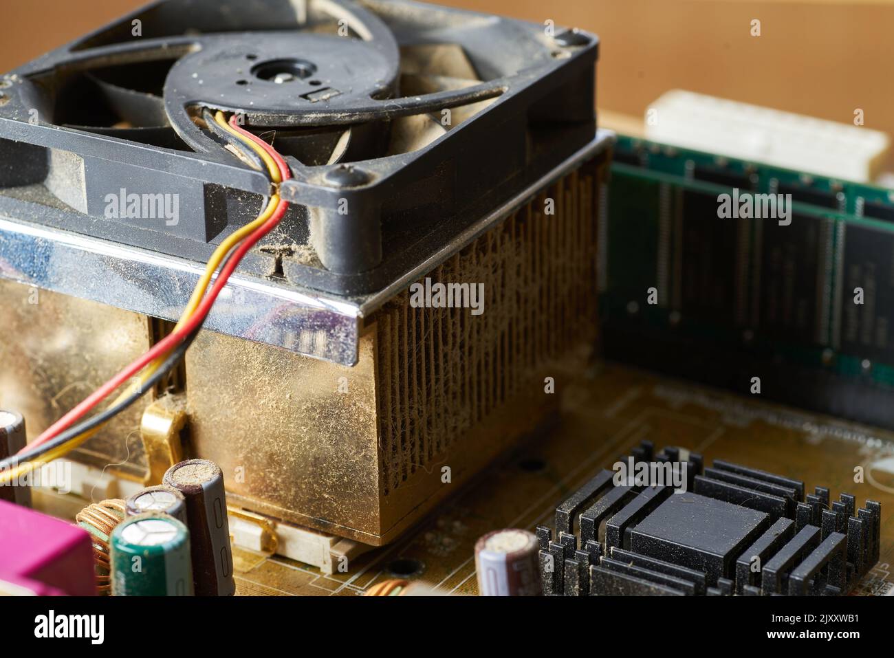 Altes Motherboard mit Staub und Schmutz bedeckt. Nahaufnahme. Stockfoto