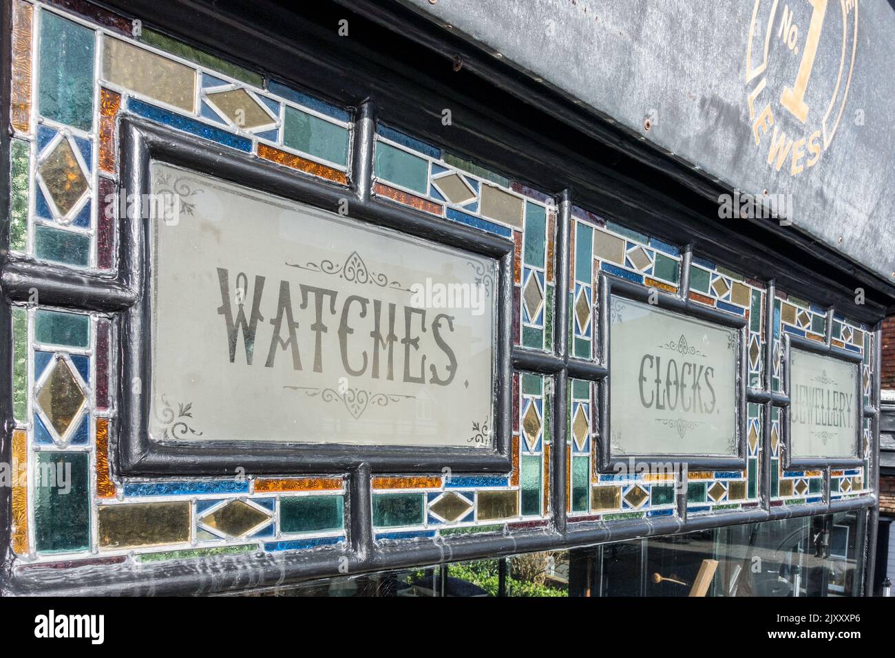 Alte und verzierte Bleiglasfenster-Schilder über dem Schaufenster des Juweliers in Lewes, East Sussex, England, Großbritannien Stockfoto