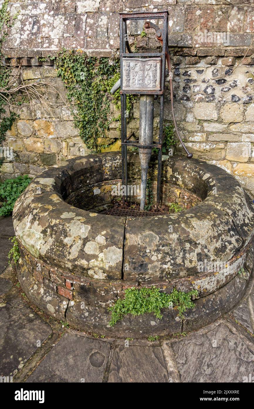 Alter Brunnen mit Wasserpumpe in Southover Grange Gardens, Lewes, East Sussex, Enngland, Großbritannien Stockfoto