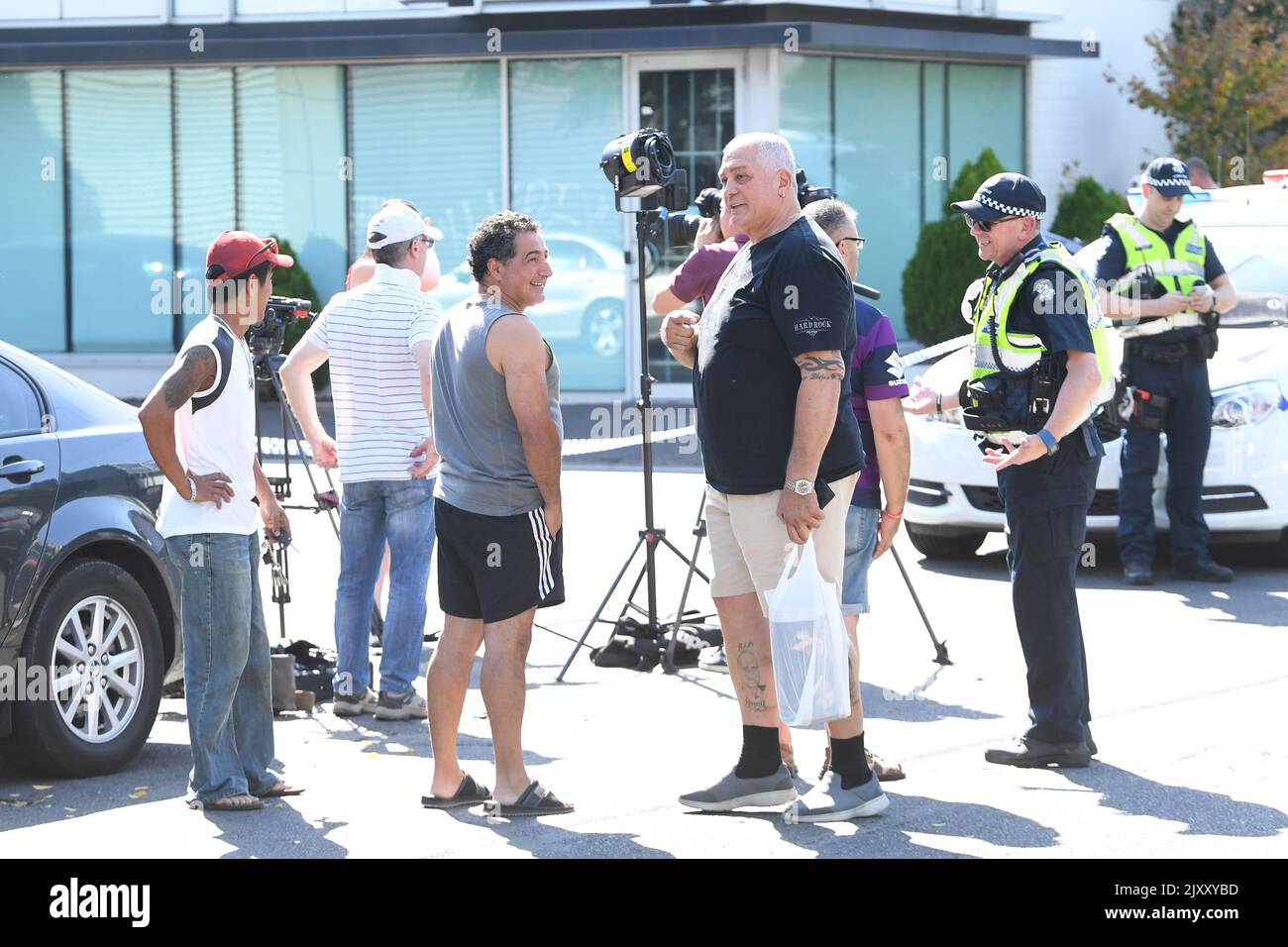 Mick Gatto (Mitte rechts) ist vor dem Melbourne Pavilion zu sehen, bevor er sein Auto am Samstag, den 2. März 2019 in Kensington, Melbourne, einsammelt. Gestern Abend fand im Melbourne Pavilion eine Schießerei statt, bei der eine Person getötet und zwei weitere verletzt wurden. (AAP-Bild/James Ross) Stockfoto