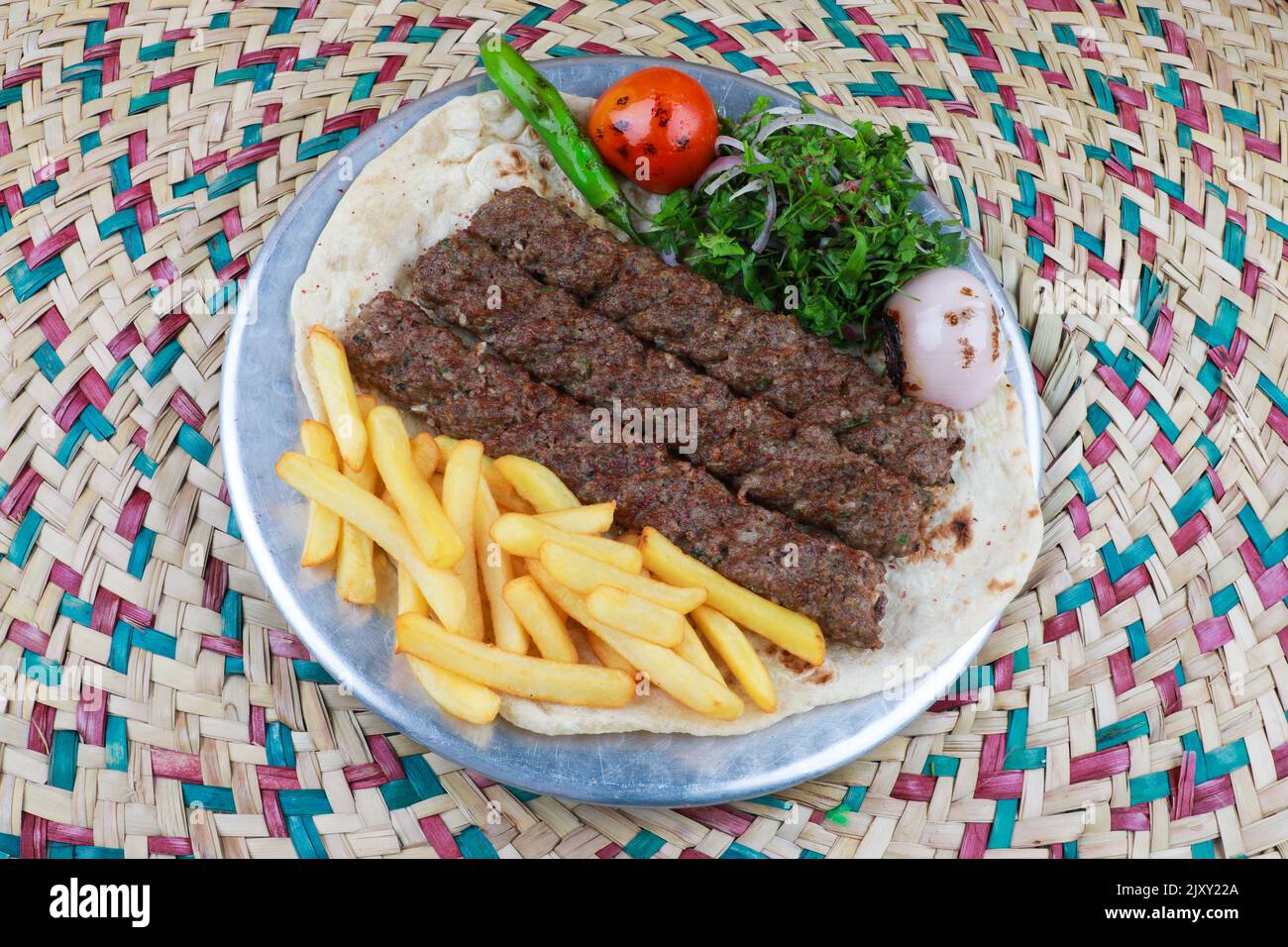Naher Osten Kofta Kebab Rezept mit Pommes Frites Naher Osten Kofta Kebab Rezept mit Pommes Frites Stockfoto
