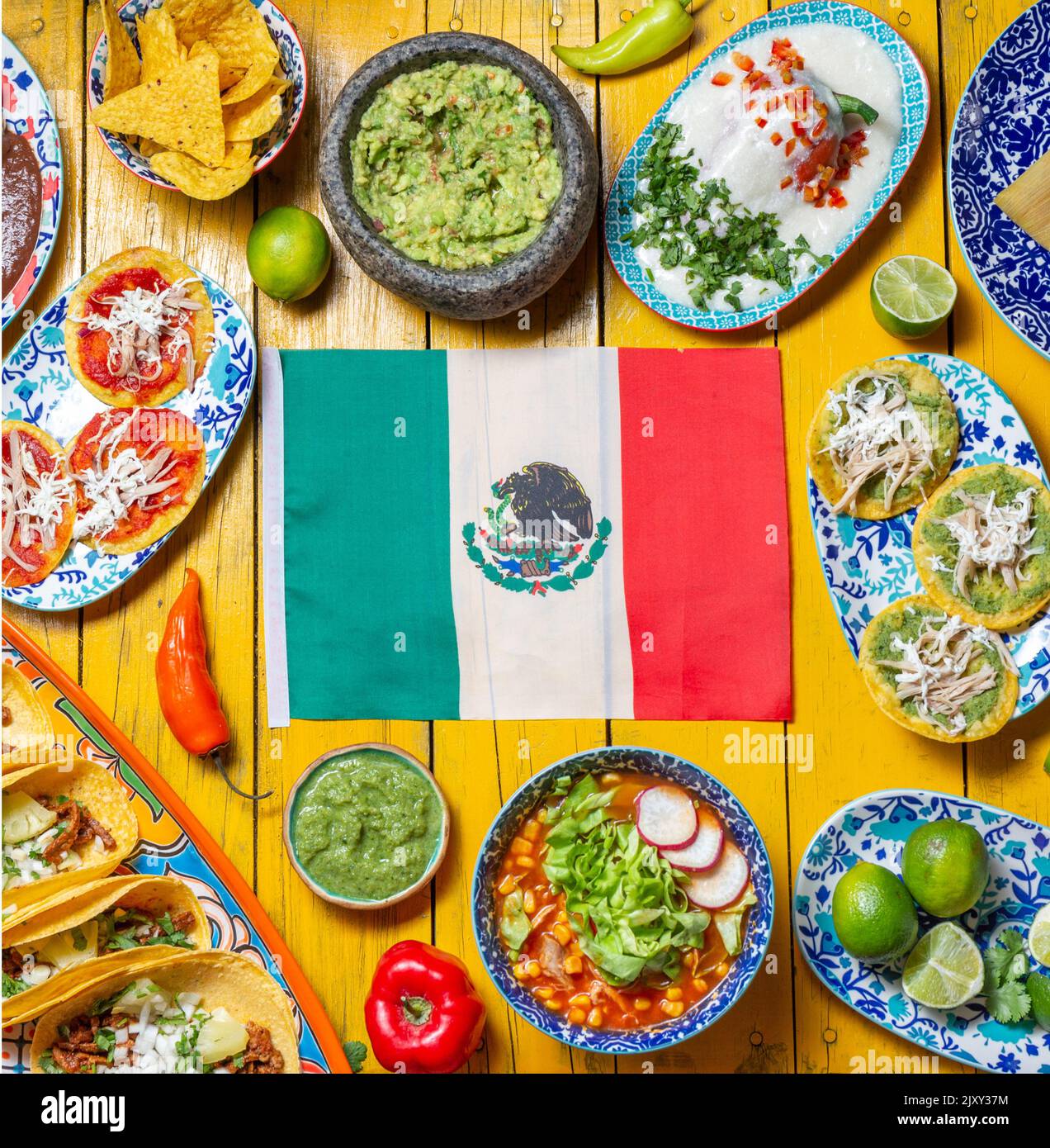 Mexikanische Festessen zum Unabhängigkeitstag independencia - um die mexikanische Flagge herum. Draufsicht , Gelber Hintergrund Stockfoto