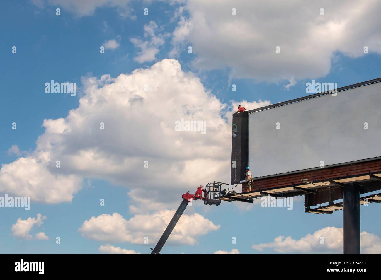 Arbeiter installieren neue Plakatwand über leeren Plakatwand, USA Stockfoto