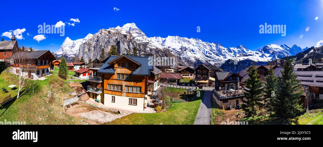 Schweiz Natur und Reisen. Alpine Landschaft. Malerisches traditionelles Bergdorf Murren, umgeben von Schneespitzen der Alpen. Beliebte touristische destinatio Stockfoto