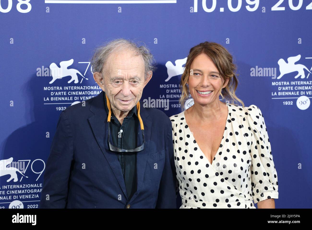 Venedig, Italien, 2.. September 2022, Regisseur Frederick Wiseman und Nathalie Boutefeu bei der Fotozelle für den Film Ein Paar (UN-Paar) beim Filmfestival Venedig 79. in Italien. Quelle: Doreen Kennedy/Alamy Live News Stockfoto
