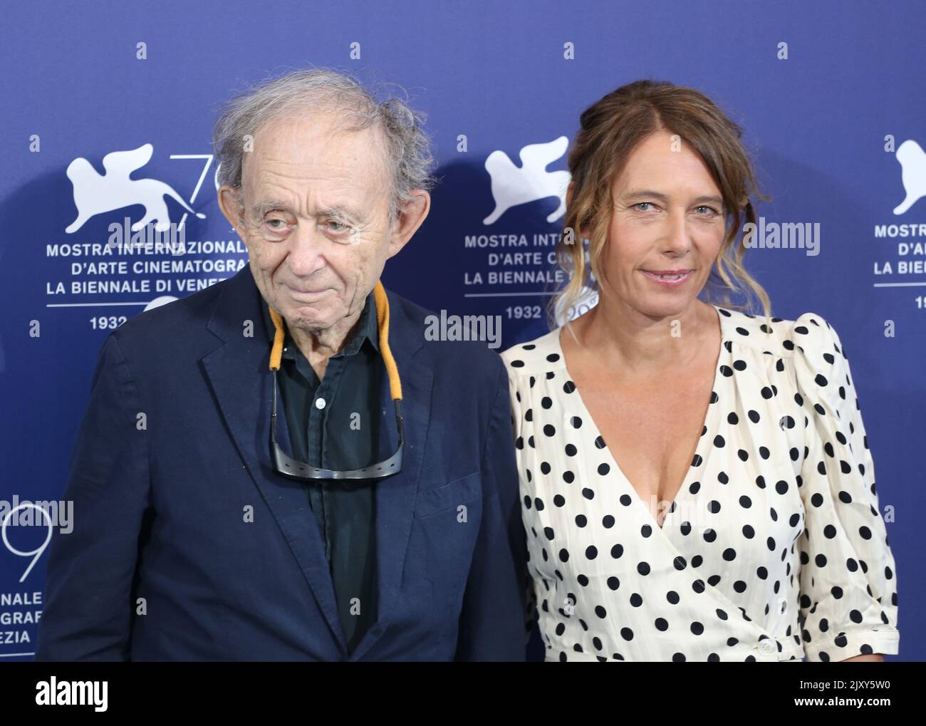 Venedig, Italien, 2.. September 2022, Regisseur Frederick Wiseman und Nathalie Boutefeu bei der Fotozelle für den Film Ein Paar (UN-Paar) beim Filmfestival Venedig 79. in Italien. Quelle: Doreen Kennedy/Alamy Live News Stockfoto