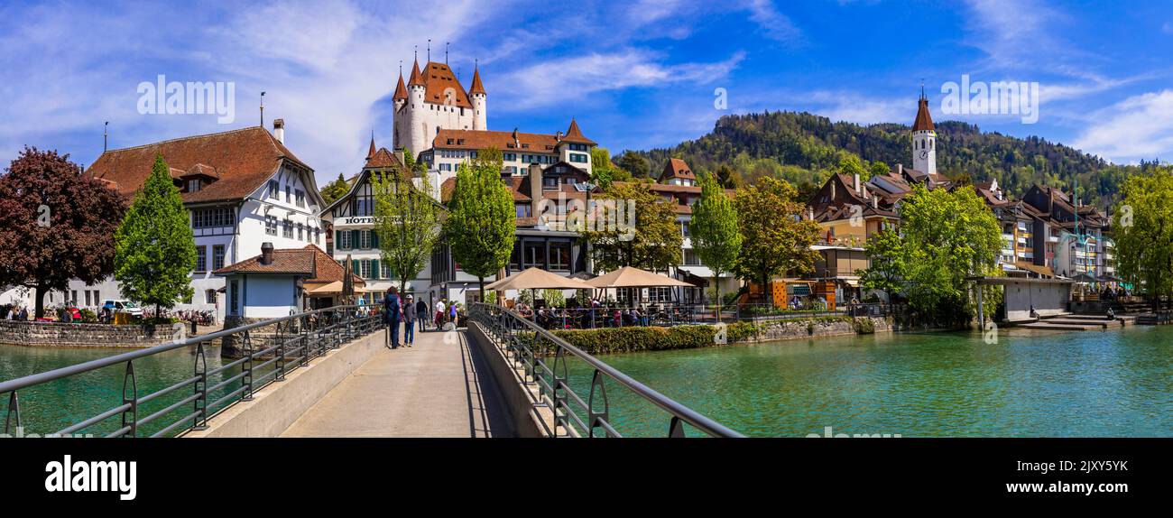 Reisen in die Schweiz und Sehenswürdigkeiten. Berühmter Thun See und Thun Stadt mit mittelalterlicher Burg, Panoramablick. 29.04.2022 Stockfoto
