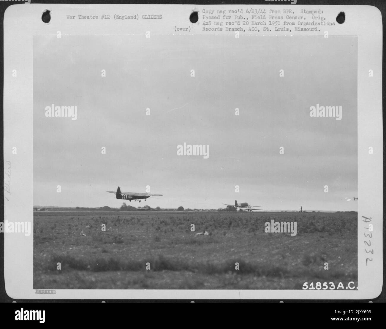 Eine NEUNTE TRUPPENTRÄGERBASIS DER LUFTWAFFE IN ENGLAND MACHT SICH BEREIT: - Erster Horsa Glider räumt die Start- und Landebahn, als das Truppenträgerschiff Carrier Tug die letzte Werft der Landebahn nutzt. Rekordgewichtstransporte waren charakteristisch für die zweite Truppentransportermission Stockfoto