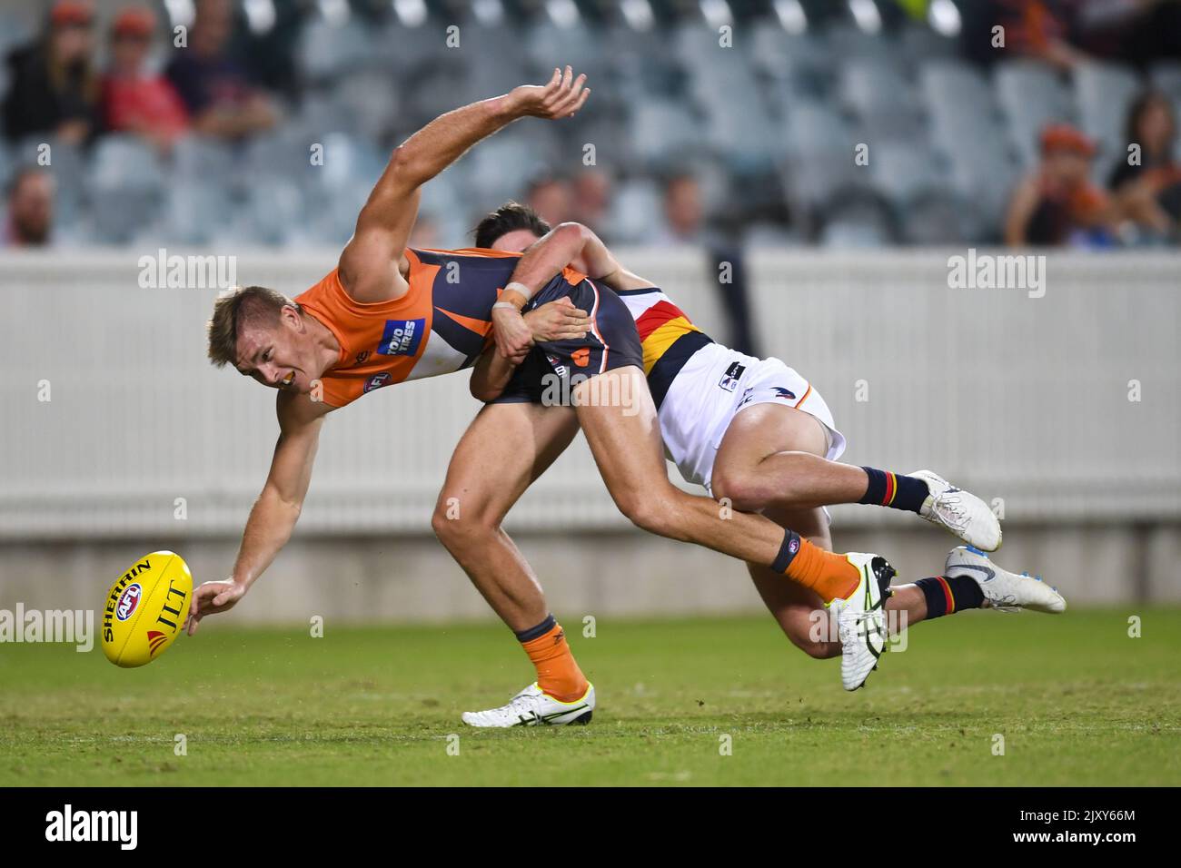 Chayce Jones of the Crows (rechts) kämpft während des Vorsaison-Spiels der AFL JLT Community Series zwischen den GWS Giants und den Adelaide Crows im Manuka Oval in Canberra am Freitag, den 8. März 2019, um den Ball mit Adam Tomlinson von den Giants. (AAP-Bild/Lukas Coch) Stockfoto