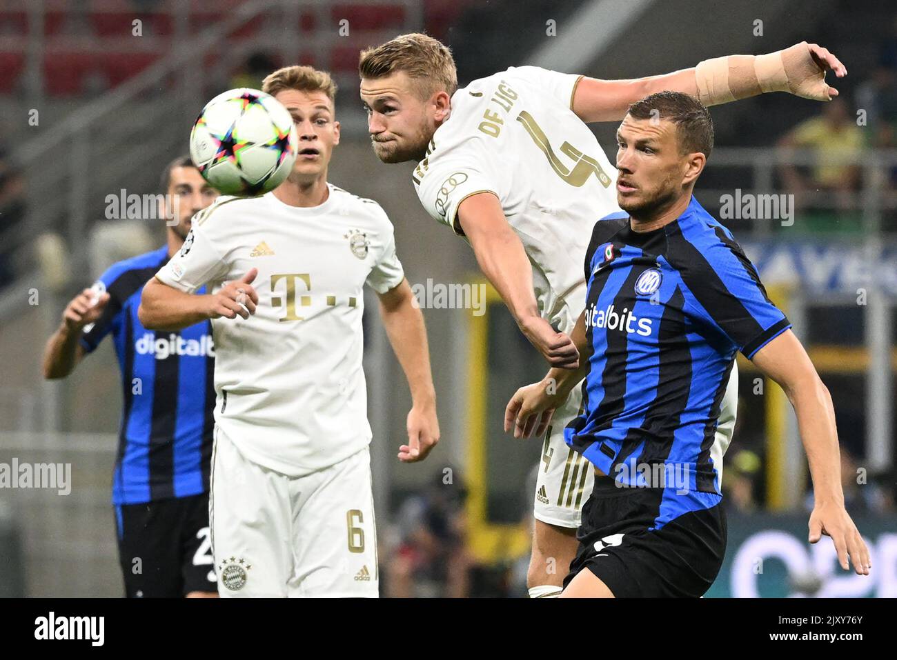 Mailand, Italien. 07. September 2022. Fußball: Champions League, Inter Mailand - Bayern München, Gruppenphase, Gruppe C, Matchday 1 im Stadio Giuseppe Meazza, der Münchner Matthijs de Ligt (M) im Einsatz gegen den Mailänder Edin Dzeko. Auf der linken Seite der Münchner Joshua Kimmich. Quelle: Sven Hoppe/dpa/Alamy Live News Stockfoto
