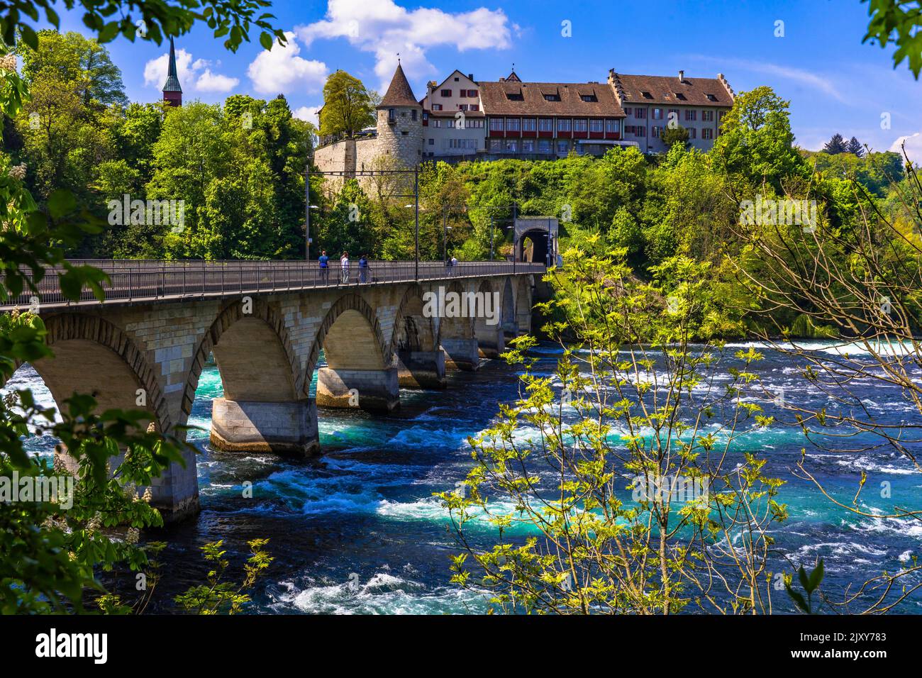 Rheinfall (Rheinfall) größter Wasserfall Europas in Schaffhausen, Blick auf Burg Laufen und Brücke. Schweiz - Deutsche Grenze Stockfoto