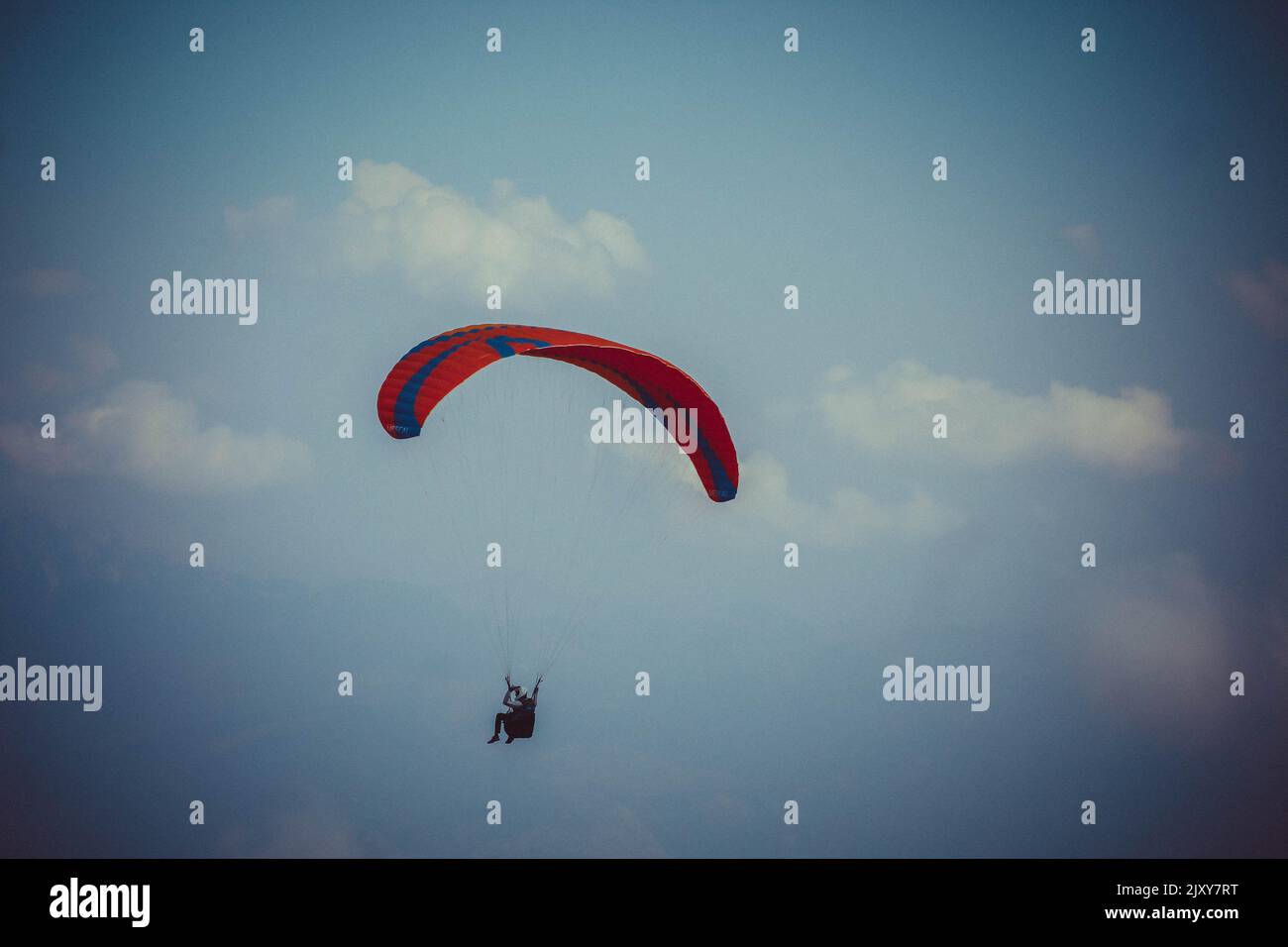 Babadag, Fethiye, Mugla, Türkei - September 2021: Gleitschirmfliegen am Babadag Berg oberhalb von Oludeniz, Selective Focus Stockfoto