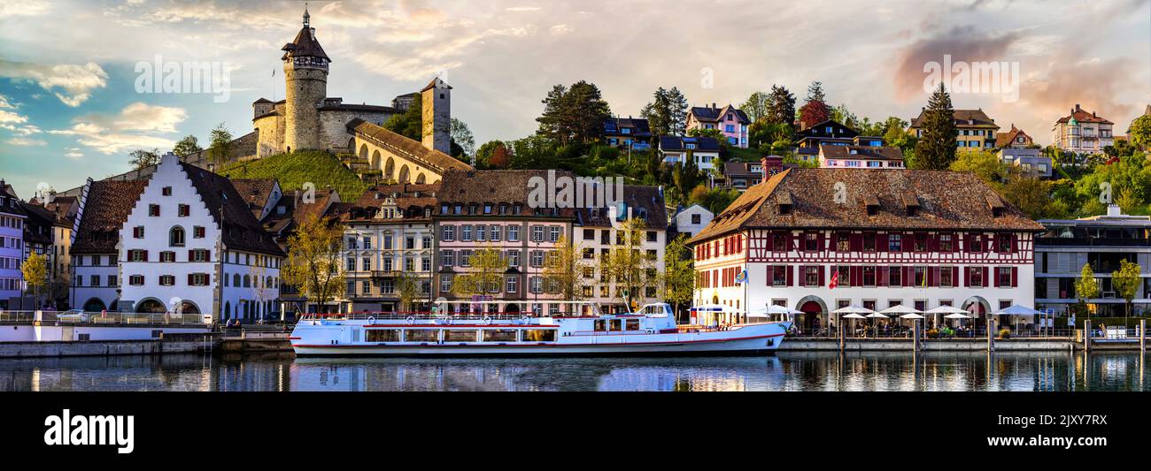 Historische mittelalterliche Städte der Schweiz. Innenstadt von Schaffhausen und Blick auf die Burg Munot über dem Susnet Stockfoto