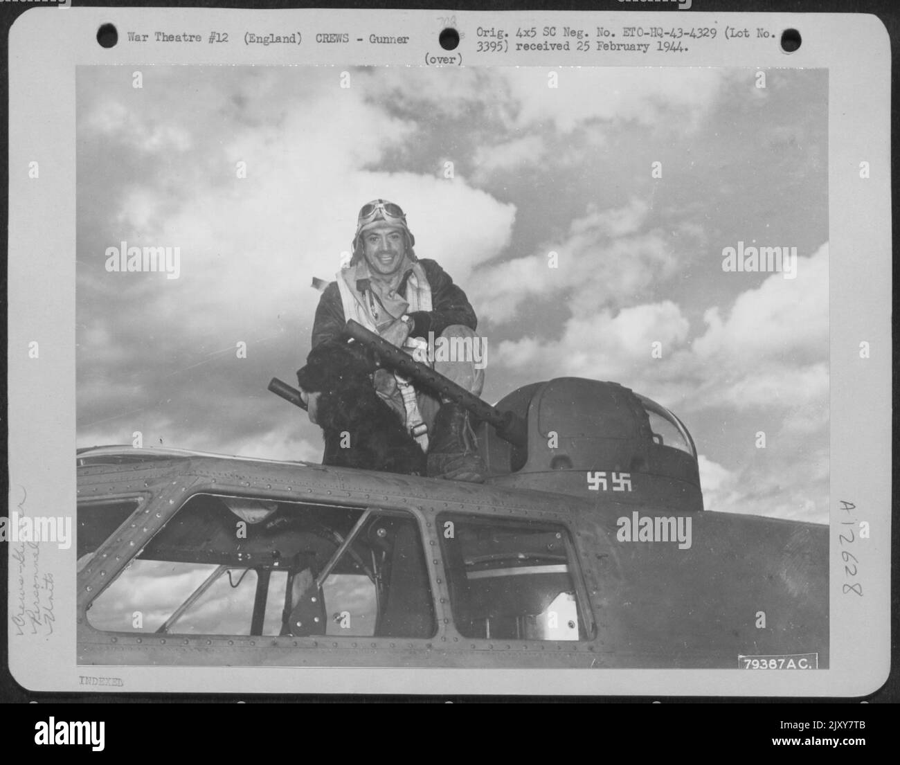 S/Sgt. Jack Levine, East Nassau, N.Y., Top Revolver Gunner der Boeing B-17 'Our Gang' der 324. Bomb Squadron, Bassingbourne, England, steigt in seine Waffenposition Ready for the Ships Take Off auf einer anderen Bombenmission. Juni 1943. Stockfoto