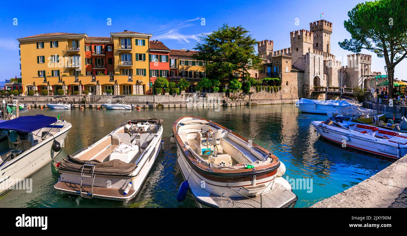 Landschaftlich schöner Gardasee. Blick auf die Stadt Sirmione und die mittelalterliche Burg Scaligero. Beliebte Touristenattraktion in Italien, Lombardei Stockfoto