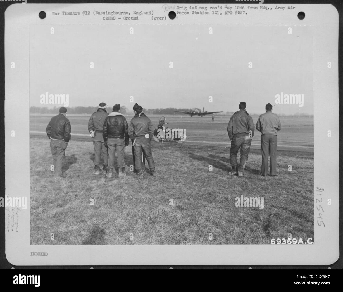 Bodenbesatzung Mitglieder der 91. Bomb Group "schwitzen aus" die Rückkehr der Bomber zu ihrer Basis in Bassingbourne, England, von Einer Mission. Stockfoto